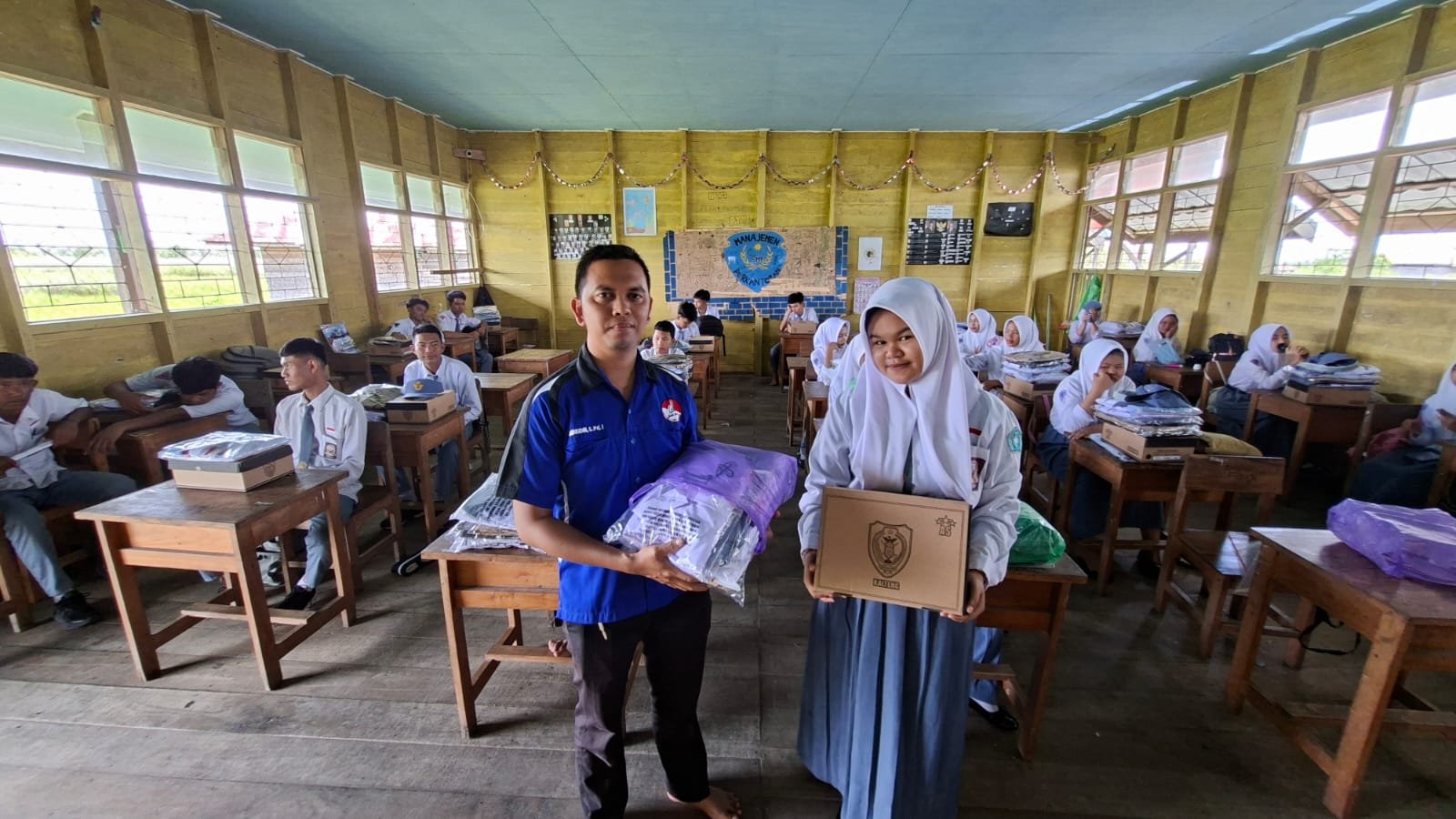 Pembagian Seragam Bantuan Dinas Provinsi Kalimantan Tengah